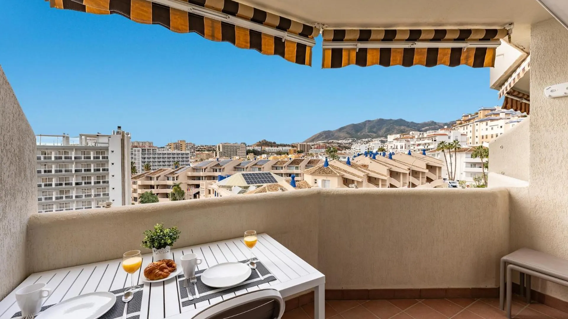 בנאלמדנה Benalbeach Bliss Seafront Retreat With Balcony דירה